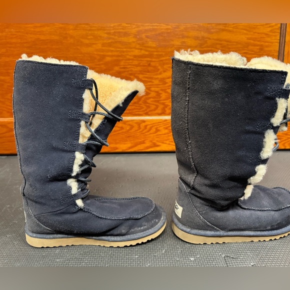 Ugg lace up navy boots size 2, very unique! - Picture 3 of 4